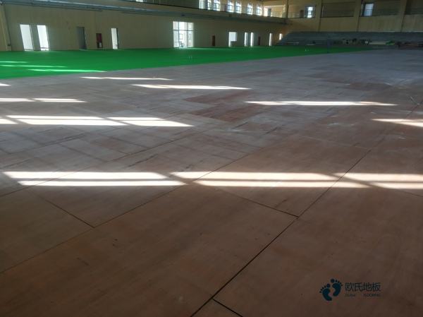 普通運(yùn)動體育地板施工團(tuán)隊(duì)