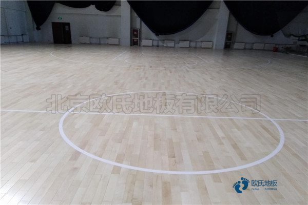 45度斜鋪龍骨籃球場(chǎng)地板安裝公司