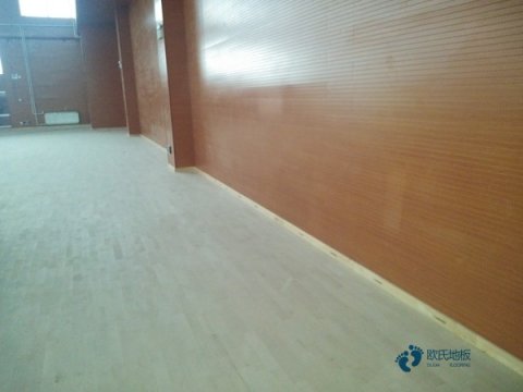 大學(xué)運(yùn)動籃球木地板施工步驟