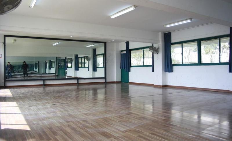 小學(xué)俄勒岡松舞臺體育場館地板施工隊(duì)2